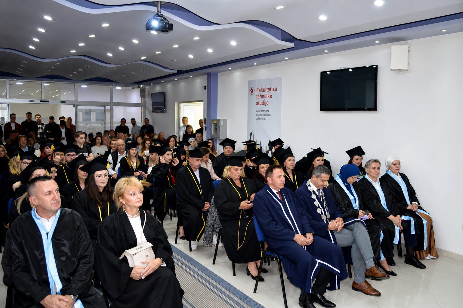 Svecana promocija diplomanata ispred kampusa Univerziteta u Travniku